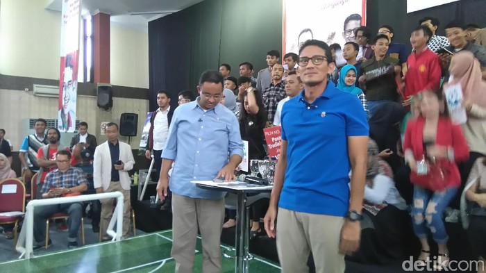 Sandiaga Janji Bangun Old Trafford 18 Bulan Usai Dilantik