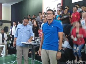Sandiaga Janji Bangun Old Trafford 18 Bulan Usai Dilantik