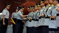 Tito melantik enam Kapolda dan beberapa pejabat utama Mabes Polri, Rabu (4/1/2016).