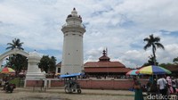 Masjid Agung Banten Lama adalah salah satu peninggalan Kesultanan Banten yang pernah berjaya pada abad ke-16 hingga ke-17. Masjid ini dibangun dengan gaya arsitektur Jawa pada pemerintahan Sultan Maulana Yusuf, yang merupakan Sultan ketiga dari Kesultanan Banten pada tahaun 1566. (Fitraya Ramadhanny/detikTravel)