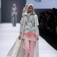 Koleksi Ria Miranda for Blibli.com mengusung tema Foresta di Jakarta Fashion Week 2017. Senayan City. Jakarta. [Foto: Mohammad Abduh/Wolipop]
