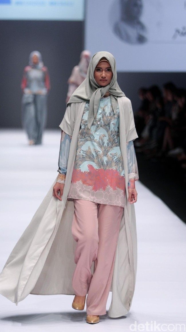 Koleksi Ria Miranda for Blibli.com mengusung tema Foresta di Jakarta Fashion Week 2017. Senayan City. Jakarta. [Foto: Mohammad Abduh/Wolipop]