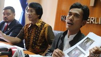 Ketua KPAI Asrorun Niam (kanan) menunjukan foto-foto yang menampilkan anak-anak korban kekerasan yang tidak diburamkan dan beredar di media sosial dalam jumpa pers di kantornya, Jl Teuku Umar, Jakarta (Rabu (4/1/2017).