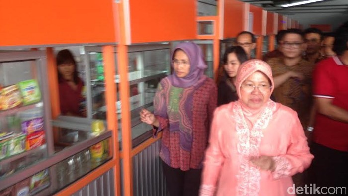 Wali Kota Risma Beri Trik ke PKL agar Dagangannya Laku