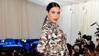 Kim menjalani hubungan dengan Kanye meskipun masih berstatus istri dari Kris. Hingga pada 2013 ia hamil anak pertama dari Kanye, North West. Larry Busacca/Getty Images/detikFoto.
