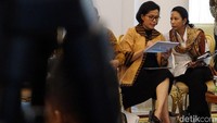 Menteri Keuangan Sri Mulyani (kiri) berbincang dengan Menteri BUMN Rini Soemarno (kanan).