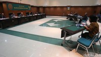 Napitupulu diadili oleh empat komisioner Komisi Yudisial, yaitu Maradaman Harahap, Joko Sasmito, Farid Wajdi, dan Sumartoyo, serta tiga hakim agung.