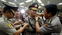 Beberapa polisi sedang menyematkan tanda pangkat kepada Brigjen Royke Lumowa. Hari ini Brigjen Royke Lumowa resmi menjabat sebagai Kepala Korps Lalu Lintas Polri.