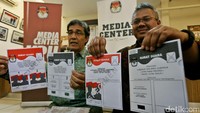 Komisioner KPU Arief Budiman (kanan) dan Hadar Nafis Gumay saat memperlihatkan surat suara Pilkada serentak 2017, di Gedung KPU, Jakarta, Rabu (4/1/2017).