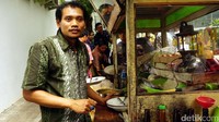 Salah satunya adalah Nurhadi yang biasa berjualan nasi goreng di sekitar wilayah Bogor khusus hari ini dagangannya diborong Istana Kepresidenan untuk menu makan siang Sidang Kabinet Paripurna.