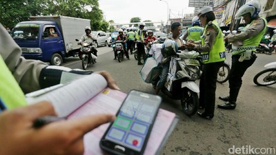 Polisi Razia dengan Tilang Elektronik
