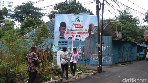 Anies Baswedan cek spanduk kampanye yang rusak