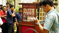 Tak hanya nasi goreng ada juga pedagang sate ayam, tahu Sumedang, dan sekoteng yang turut diundang masuk ke Istana Kepresidenan Bogor.