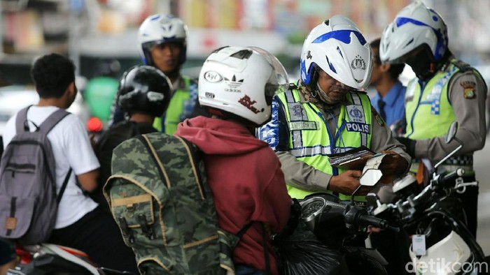 Ditlantas Polda Metro Jaya menggelar razia di Terminal Kampung Melayu, Jakarta, Rabu (4/1). Kepolisian menerapkan penindakan dengan sistem tilang elektronik (e-Tilang).