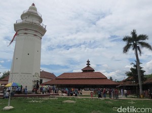 Menikmati Islam yang Damai di Masjid Agung Banten