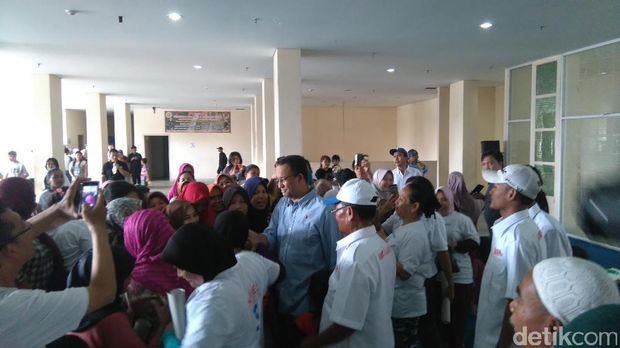 Anies Baswedan dikeliling warga Rusun Jatinegara