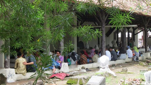 Para peziarah berdoa dan beristirahat (Fitraya/detikTravel)