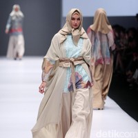 Koleksi Ria Miranda for Blibli.com mengusung tema Foresta di Jakarta Fashion Week 2017. Senayan City. Jakarta. [Foto: Mohammad Abduh/Wolipop]