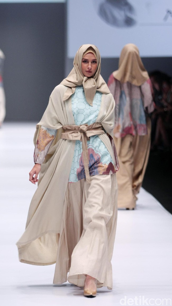 Koleksi Ria Miranda for Blibli.com mengusung tema Foresta di Jakarta Fashion Week 2017. Senayan City. Jakarta. [Foto: Mohammad Abduh/Wolipop]