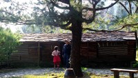 Di Atayal Resort, traveler akan diajak untuk melihat replika rumah yang ditinggali Suku Atayal di zaman dulu. Rumah ini terbuat dari kayu dan beratapkan lempengan batu tipis yang disusun seperti genteng (Wahyu/detikTravel)