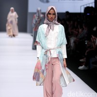 Koleksi Ria Miranda for Blibli.com mengusung tema Foresta di Jakarta Fashion Week 2017. Senayan City. Jakarta. [Foto: Mohammad Abduh/Wolipop]