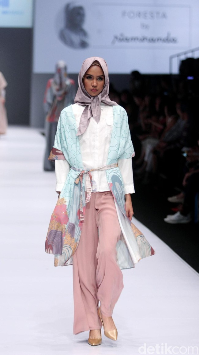 Koleksi Ria Miranda for Blibli.com mengusung tema Foresta di Jakarta Fashion Week 2017. Senayan City. Jakarta. [Foto: Mohammad Abduh/Wolipop]