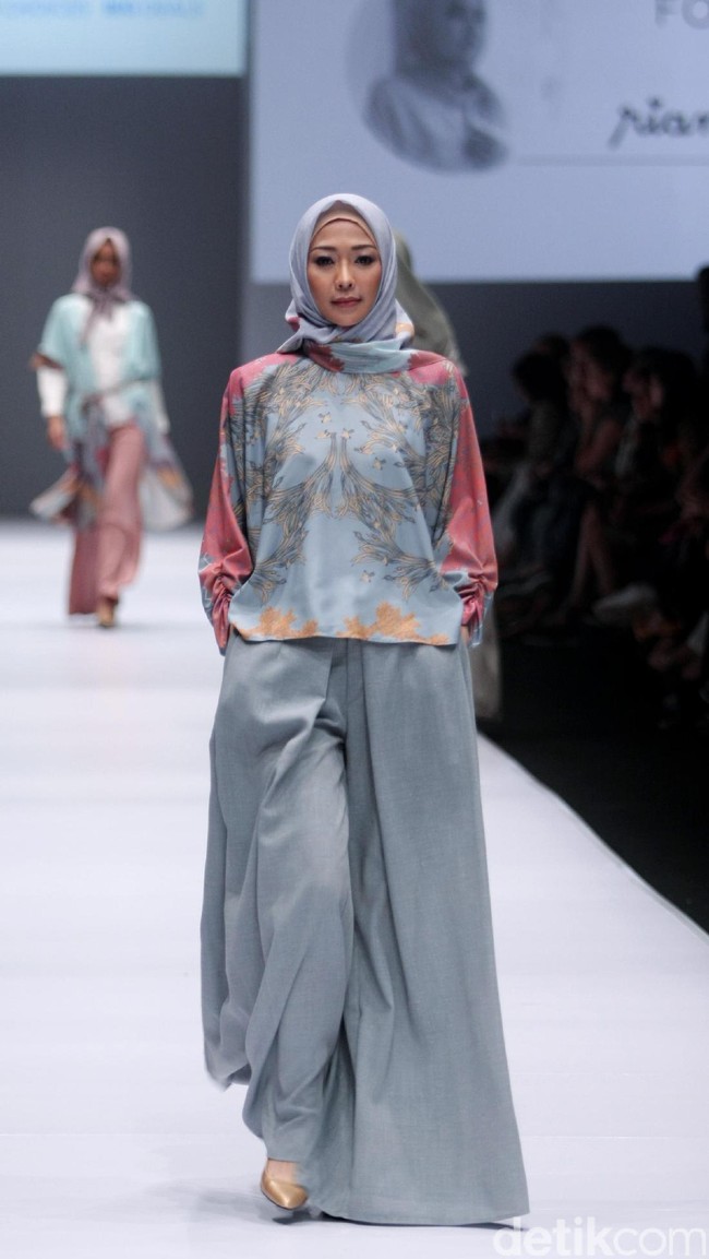 Koleksi Ria Miranda for Blibli.com mengusung tema Foresta di Jakarta Fashion Week 2017. Senayan City. Jakarta. [Foto: Mohammad Abduh/Wolipop]