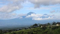 Tanpa cahaya yang terbelah itu Gunung Sindoro sebenarnya sudah cantik. Ini potretnya kala tertutup awan. (Foto: Hailani Masita/dTraveler)