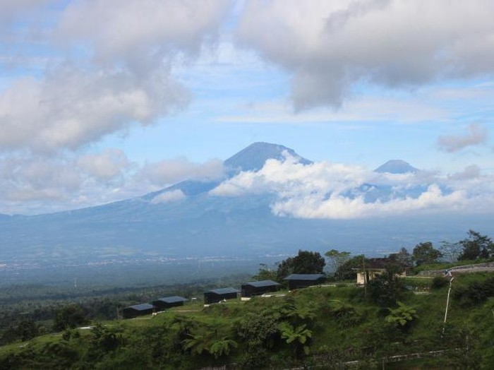 Pemandangan Gunung Sindoro Sumbing dilihat dari Ketep Pass