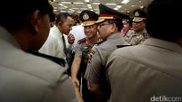 Kapolri Jenderal Tito Karnavian memberikan selamat kepada para Kapolda.