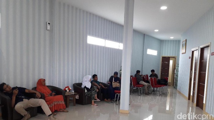 Keluarga Aikusminar Menanti Identifikasi Jenazah 016