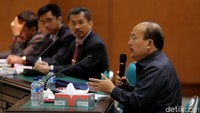 Hakim tinggi Pangeran Napitupulu menjawab pertanyaan anggota MKH yang menyidangkan kasusnya.