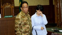 Selama jalannya persidangan, Memi tampak berkali-kali mengusap matanya yang berkaca-kaca dengan tisu. Sesekali ia menggenggam tangan suaminya ketika putusan vonis dibacakan.