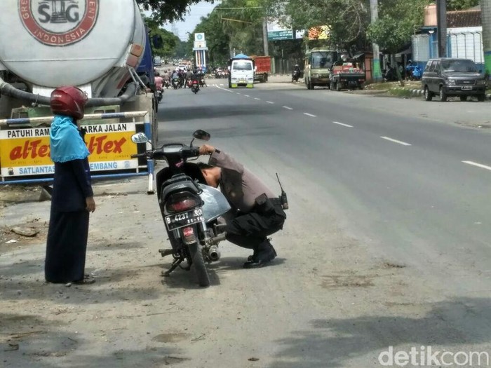 Saat Polisi di Rembang Merangkap Jadi Montir Bantu Wisatawan