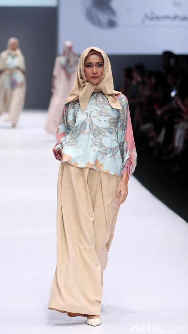 Koleksi Ria Miranda for Blibli.com mengusung tema Foresta di Jakarta Fashion Week 2017. Senayan City. Jakarta. [Foto: Mohammad Abduh/Wolipop]