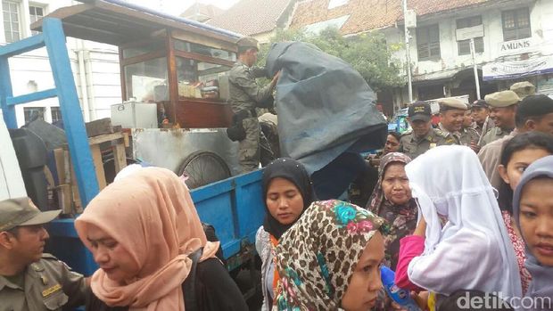 Satpol PP Tertibkan PKL di Kawasan Kota Tua Jakarta
