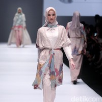 Koleksi Ria Miranda for Blibli.com mengusung tema Foresta di Jakarta Fashion Week 2017. Senayan City. Jakarta. [Foto: Mohammad Abduh/Wolipop]
