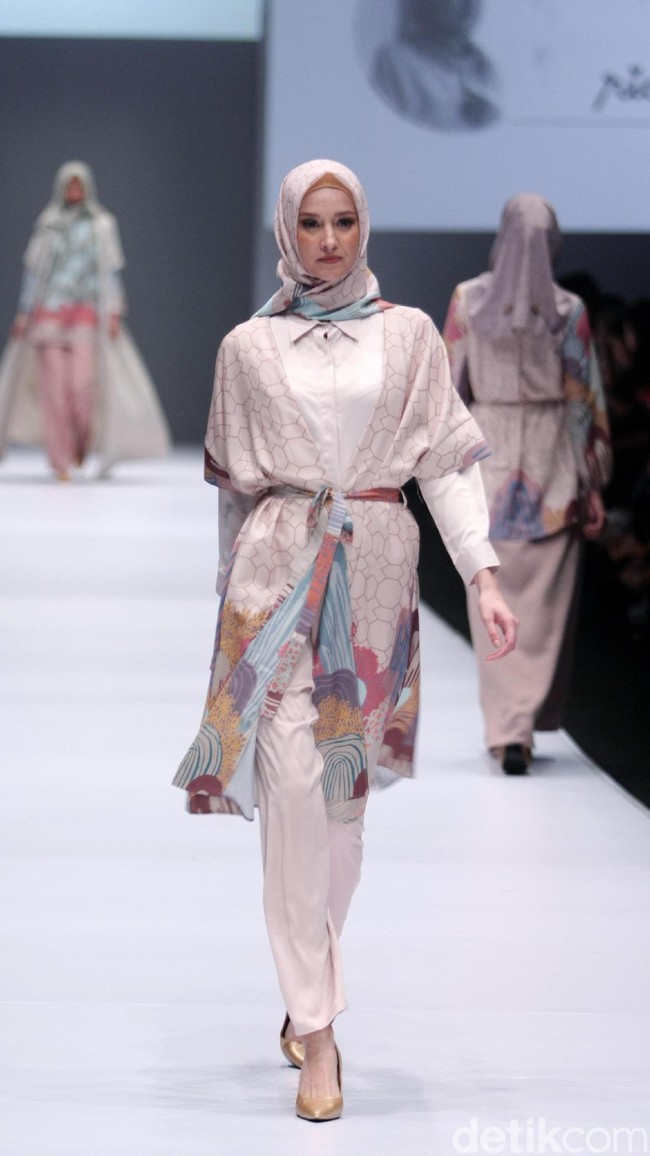Koleksi Ria Miranda for Blibli.com mengusung tema Foresta di Jakarta Fashion Week 2017. Senayan City. Jakarta. [Foto: Mohammad Abduh/Wolipop]