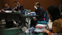 Hakim tinggi Pangeran Napitupulu (kedua kanan) turut meneteskan air mata mendengar keterangan istrinya.