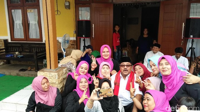 Sambangi Warga Tangsel, Rano Karno Diserbu Ibu-ibu