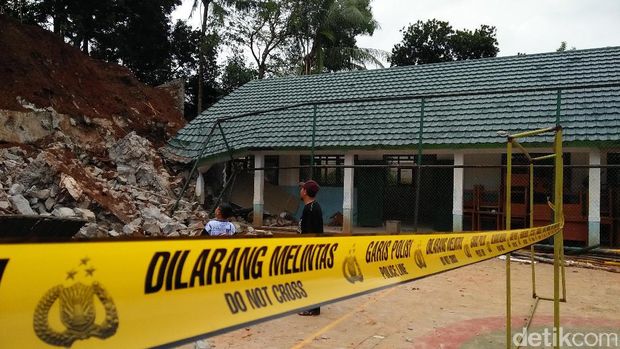 Dipasang Garis Polisi, Begini Kondisi SMPN 19 Tangsel yang Tertimpa Longsor