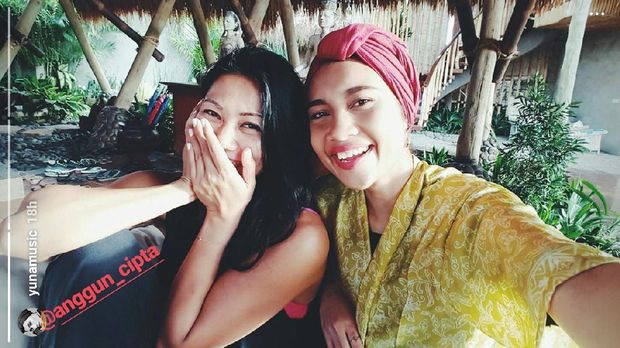 Mengintip Yuna Liburan di Pulau Dewata