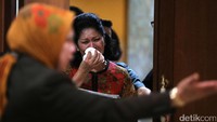 Elfida Pangaribuan menangis saat memasuki ruang sidang Majelis Kehormatan Hakim (MKH), Rabu (4/1/2017). Saat memberi kesaksian, Elfida juga beberapa kali terisak.