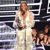 Beyonce tampil seksi dalam balutan gaun transparan lengan panjang warna offwhite di panggung MTV Video Music Awards 2016. Foto: Getty Images