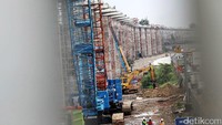 Pekerja menyelesaikan pembangunan konstruksi Light Rail Transit (LRT) di kawasan Cibubur, Jakarta Timur, Rabu (4/01/2017).