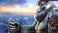 Foto: Kamu bisa menjelajahi isi museum unik ini dan mencoba berfoto satu per satu dengan lukisan yang ada di sana. Seperti berfoto sambil digenggam kingkong raksasa. Lokasi Amazing Art World ini beralamat di Jalan Setiabudi No 293, Bandung (Avitia/detikTravel)
