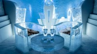 Kalau mau bersantai juga bisa duduk di kursi es ini. Asal jangan lupa untuk pakai pakaian tebal. (Asaf Kliger/icehotel.com)
