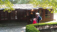 Rumah tersebut sekarang hanya replika saja, karena orang Atayal sudah tidak ada lagi yang tinggal di sana. Di Atayal Resort, salah satu rumah tradisional itu bahkan difungsikan sebagai toko suvenir. Wisatawan bisa berbelanja kerajinan kain tenun Suku Atayal serta pernak-pernik lain untuk dijadikan oleh-oleh (Wahyu/detikTravel)