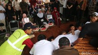Prosesi pemakaman yang dihadiri oleh sejumlah pelayat seperti Kepala Staf Kepresidenan Teten Masduki, eks Ketua Mahkamah Konstitusi (MK) Mahfud MD dan eks Wakil Ketua KPK Bambang Widjojanto.
