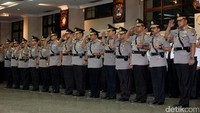 Enam Kapolda dan beberapa pejabat utama Mabes Polri memberikan penghormatan saat mengikuti upacara pelantikan.
